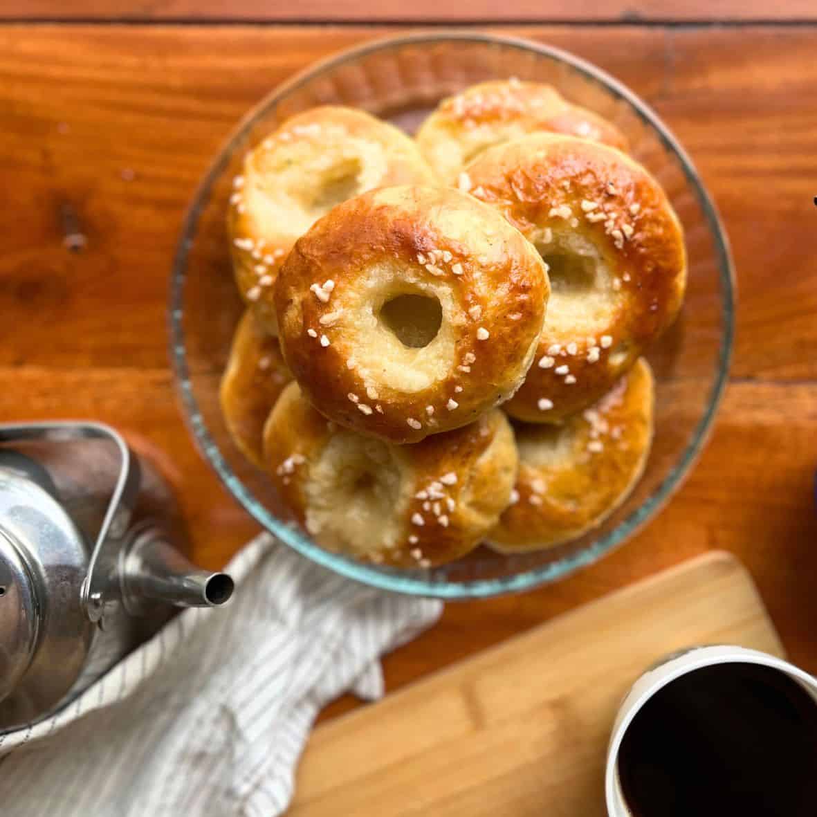 Butter eye buns (Finnish voisilmäpulla)
