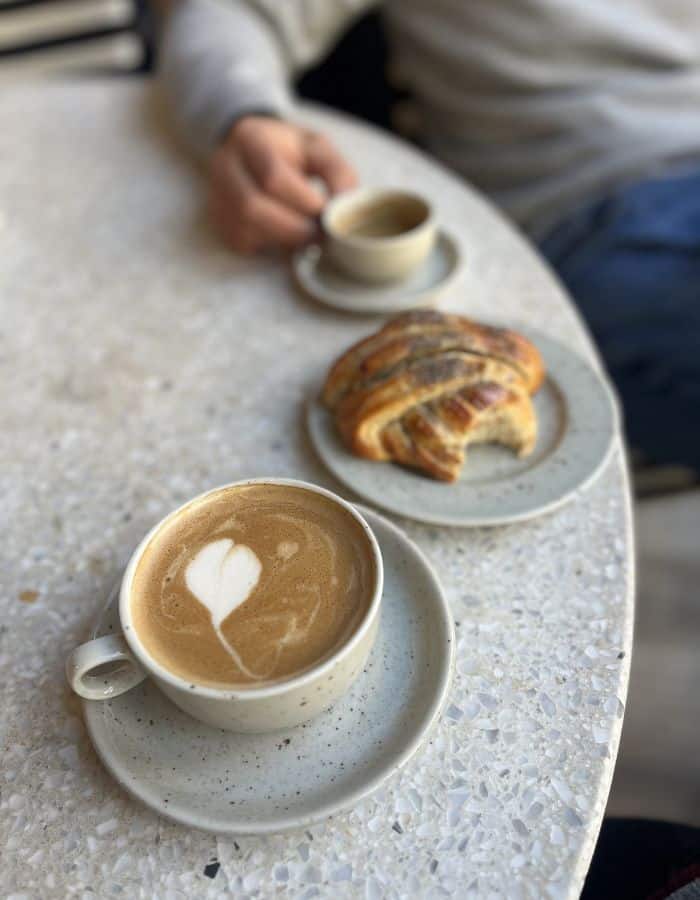 A pause with afriend with coffee and a cardamom bun.