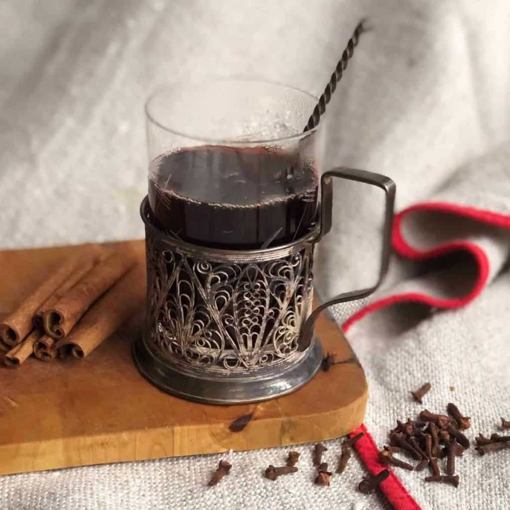 Warm hibiscus glögg with spices.